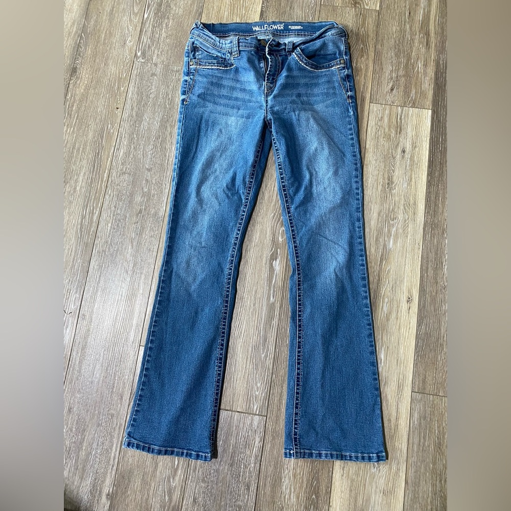 Wildflower size 13 regular missing button on one back pocket